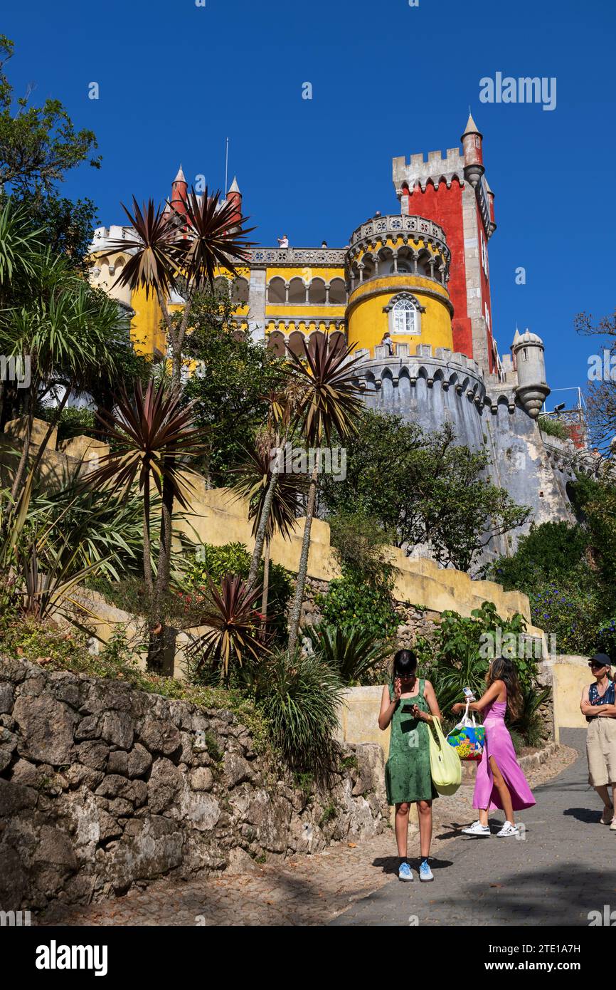 Palazzo Nazionale di pena a Sintra, Portogallo. Castello in cima alla collina del XIX secolo in stile romanico revival e neo-manuelino. Foto Stock