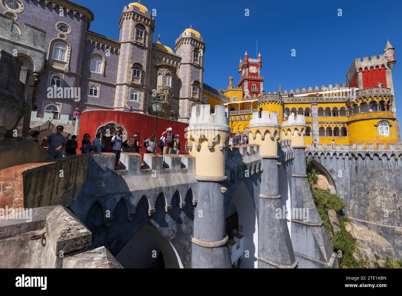 Palazzo Nazionale di pena a Sintra, Portogallo, castello in cima a una collina del XIX secolo in stile romanico e neo-manuelino. Foto Stock