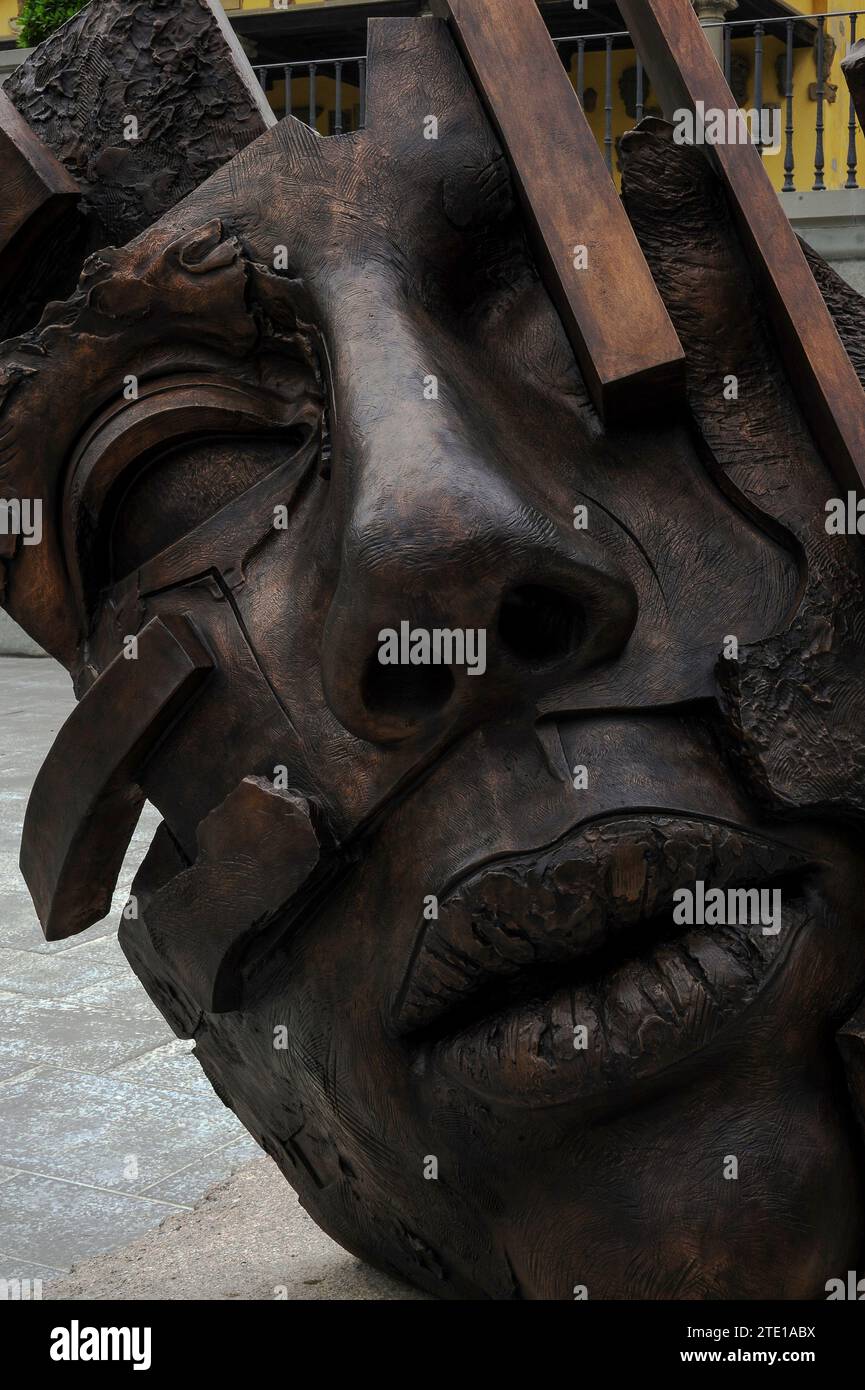 Gigantesca testa umana, scolpita in bronzo dall'artista polacco Igor Mitoraj (1944 - 2014), in mostra pubblica a Fiesole, una città sopra Firenze, Toscana, Italia. Foto Stock