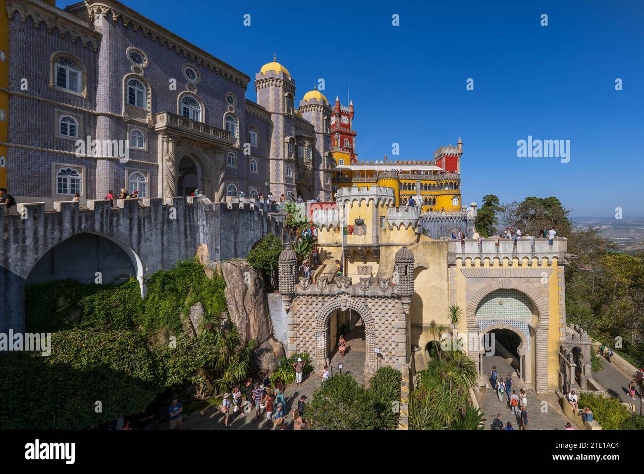 Palazzo Nazionale di pena a Sintra, Portogallo, castello in cima a una collina del XIX secolo in stile romanico e neo-manuelino. Foto Stock