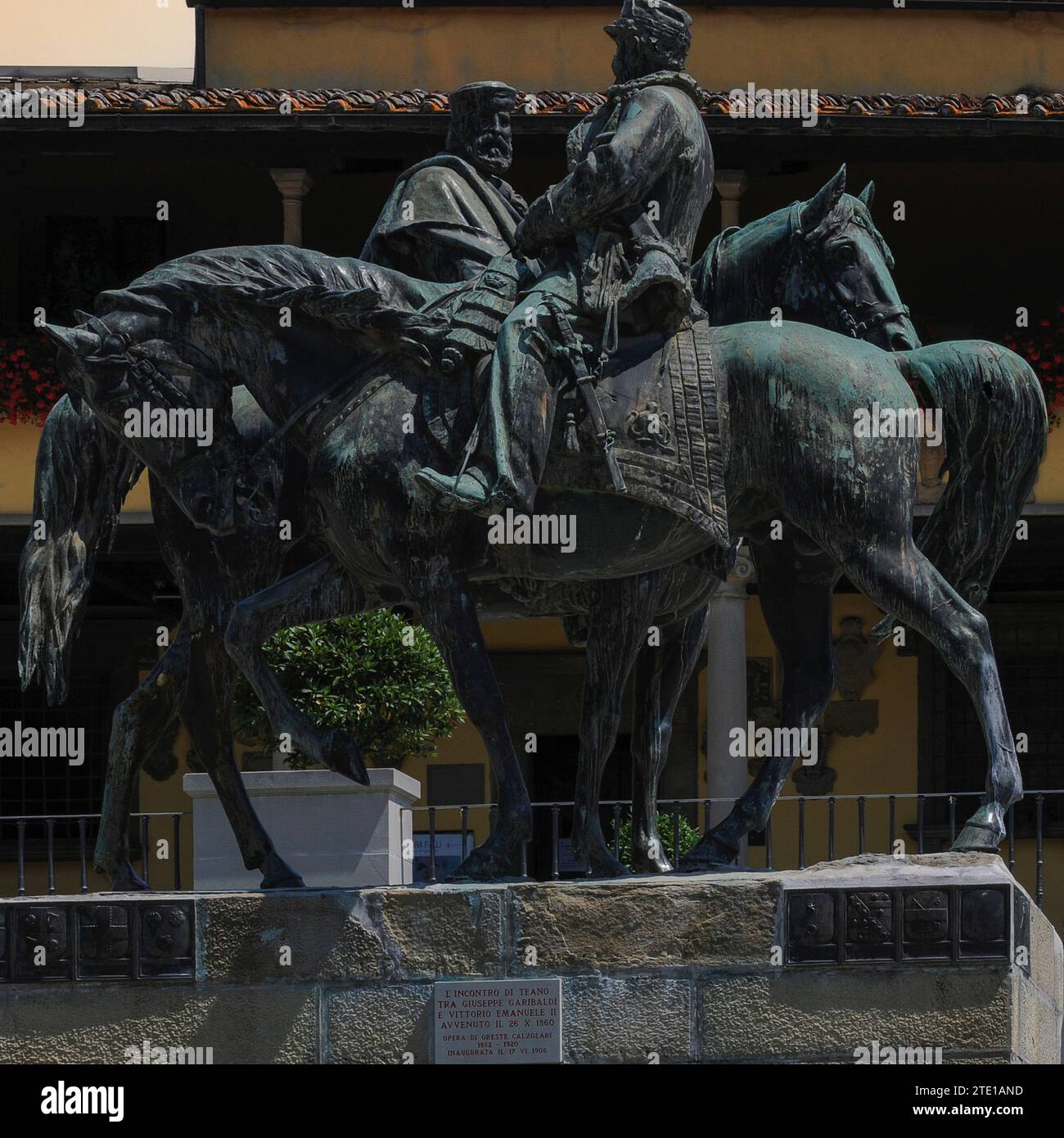 Generale repubblicano e nazionalista, Giuseppe Garibaldi (1807-1882) (a sinistra), e re Vittorio Emanuele II (1820-1878), entrambi a cavallo, stringono la mano. Monumentale statua bronzea realizzata nel 1906 dallo scultore Oreste Calzolari (1852-1920) e oggi collocata in Piazza Mino da Fiesole, la piazza principale di Fiesole, città sopra Firenze, Toscana, Italia. La statua raffigura un incontro del 26 ottobre 1860 che sigillò l'unità d'Italia. L'incontro si è svolto su un ponte a Teano in Campania ed è noto come "incontro a Teano". Foto Stock