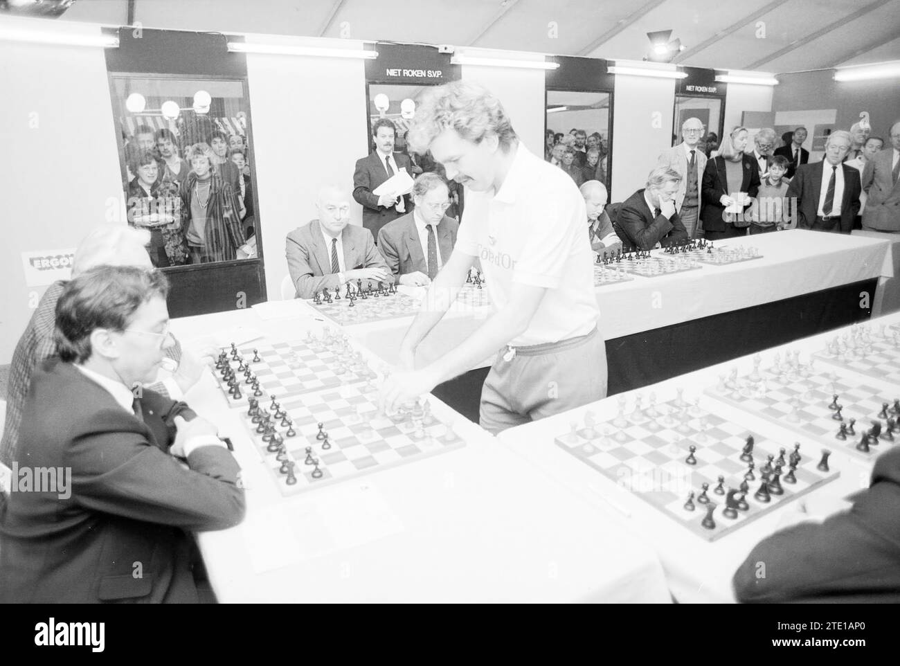 Tentativo record di scacchi simultanei Hans Böhm, Torneo scacchi Blast Furnace, Wijk aan Zee, 09-01-1988, Whizgle News from the Past, su misura per il futuro. Esplora le narrazioni storiche, l'immagine dell'agenzia olandese olandese con una prospettiva moderna, colmando il divario tra gli eventi di ieri e quelli di domani. Un viaggio senza tempo che delinea le storie che plasmano il nostro futuro. Foto Stock