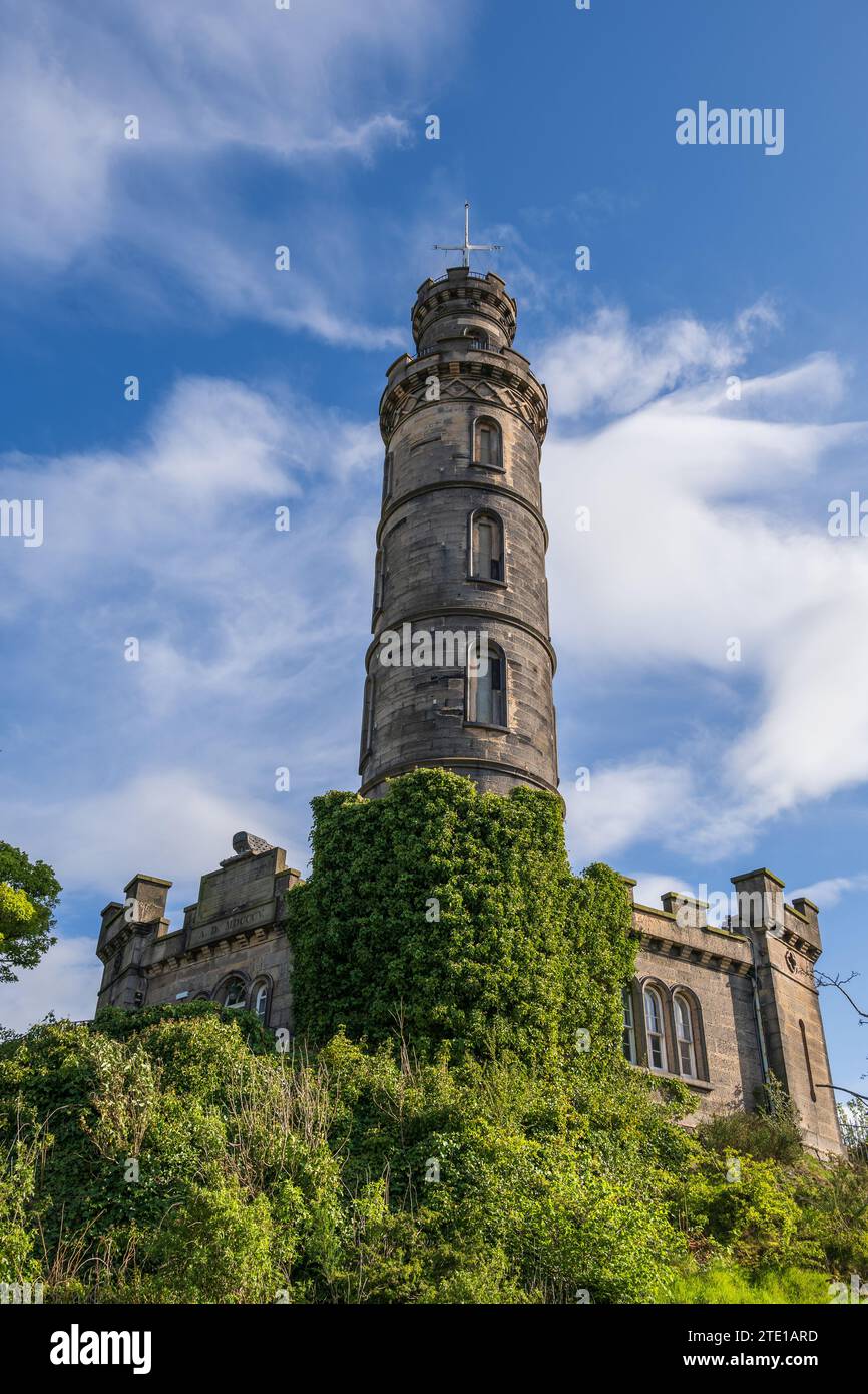 Il Nelson Monument su Calton Hill a Edimburgo, Scozia, Regno Unito. Torre commemorativa in onore del viceammiraglio Horatio Nelson. Foto Stock