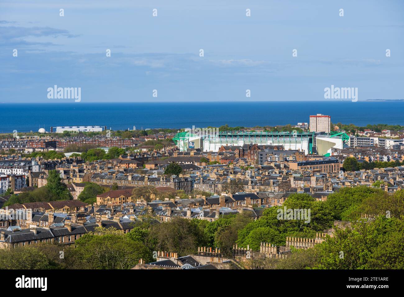 Quartiere Leith nella città di Edimburgo, Scozia, Regno Unito. Paesaggio urbano con lo stadio di calcio Easter Road (Hibernian FC). Foto Stock