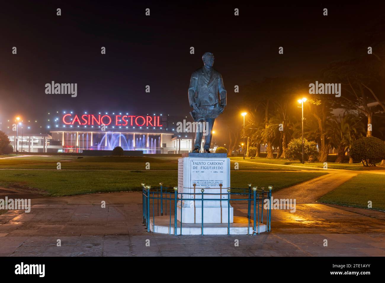 Statua di Fausto Cardoso De Figueiredo ed Estoril Casino sullo sfondo a Estoril, Portogallo. Foto Stock