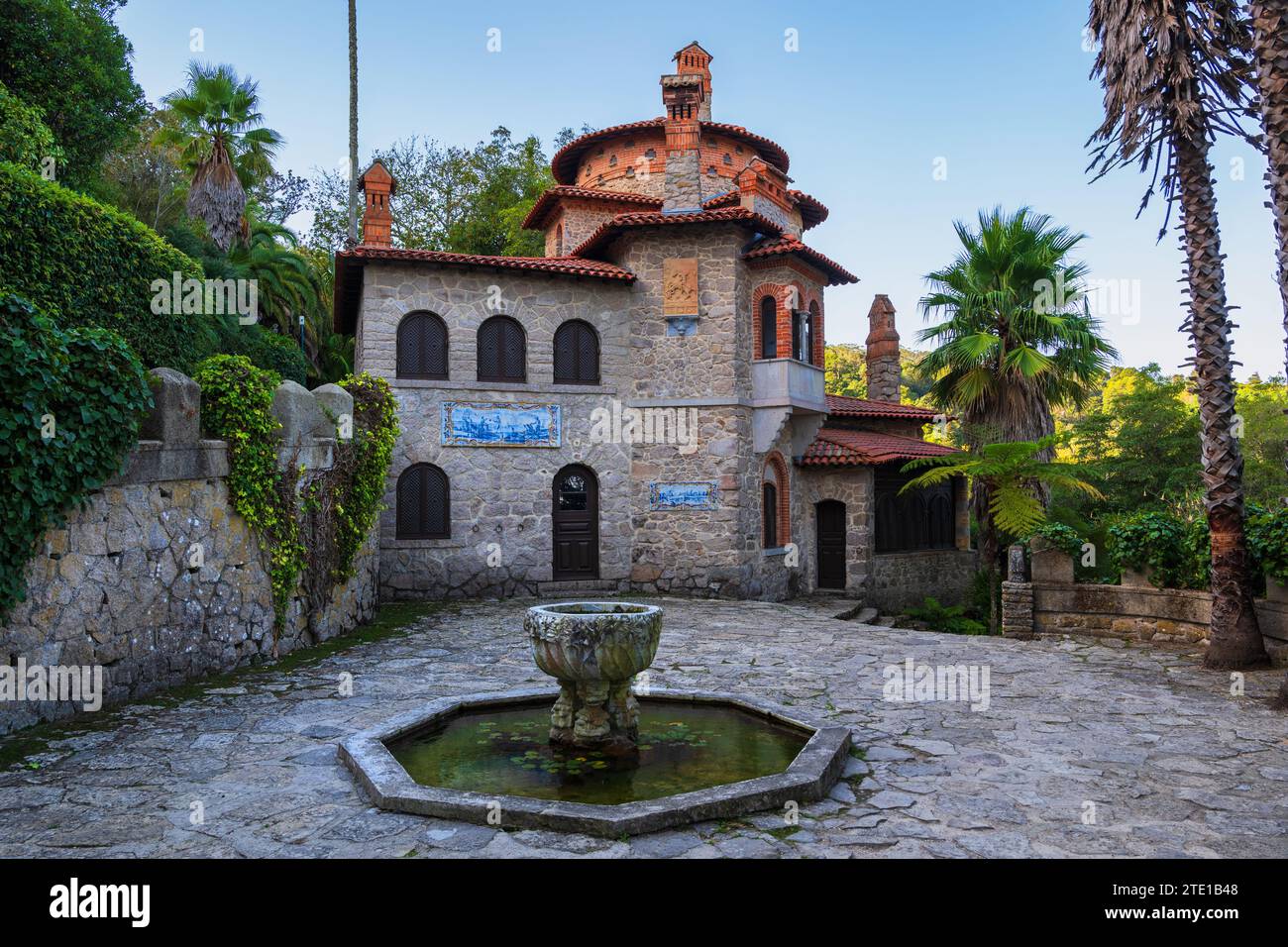 Villa Sassetti (Quinta da Amizade, Vila Sassetti) a Sintra, Portogallo. Residenza del 1890 con torre circolare in stile romanico lombardo e corte Foto Stock