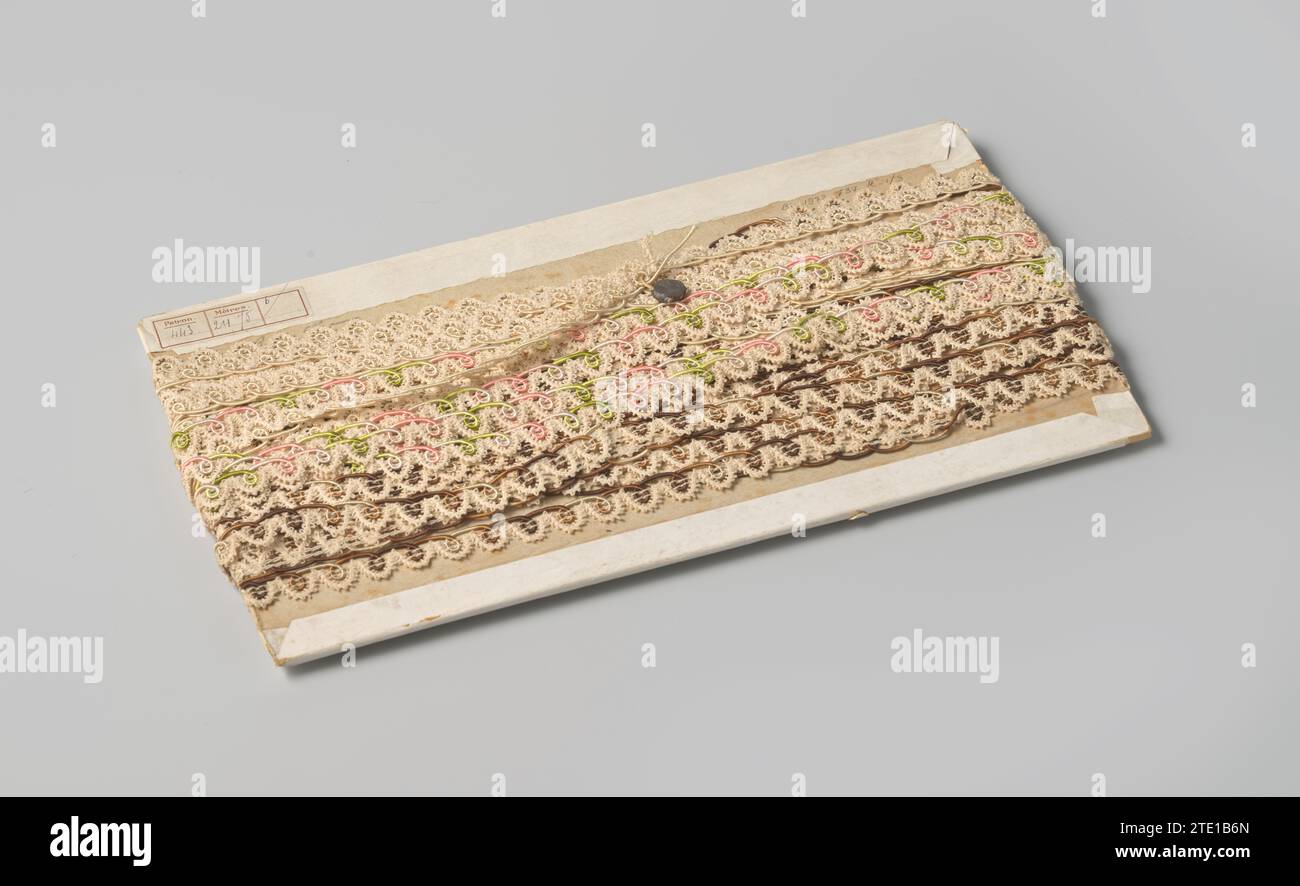 Passerella del lato bianco smerlato con tessitura di picchetti con filo verde rosa alternato lucido poco profondo, su cartone, c. 1925 passerella del lato bianco smerlato con tessitura di picchetti con filo verde rosa alternato lucido poco profondo, su cartone. Cartone Nijmegen. Passerella del lato bianco smerlato con picchetti che tessono con un filo verde rosa alternato lucido poco profondo, su cartone. Cartone Nijmegen. Foto Stock