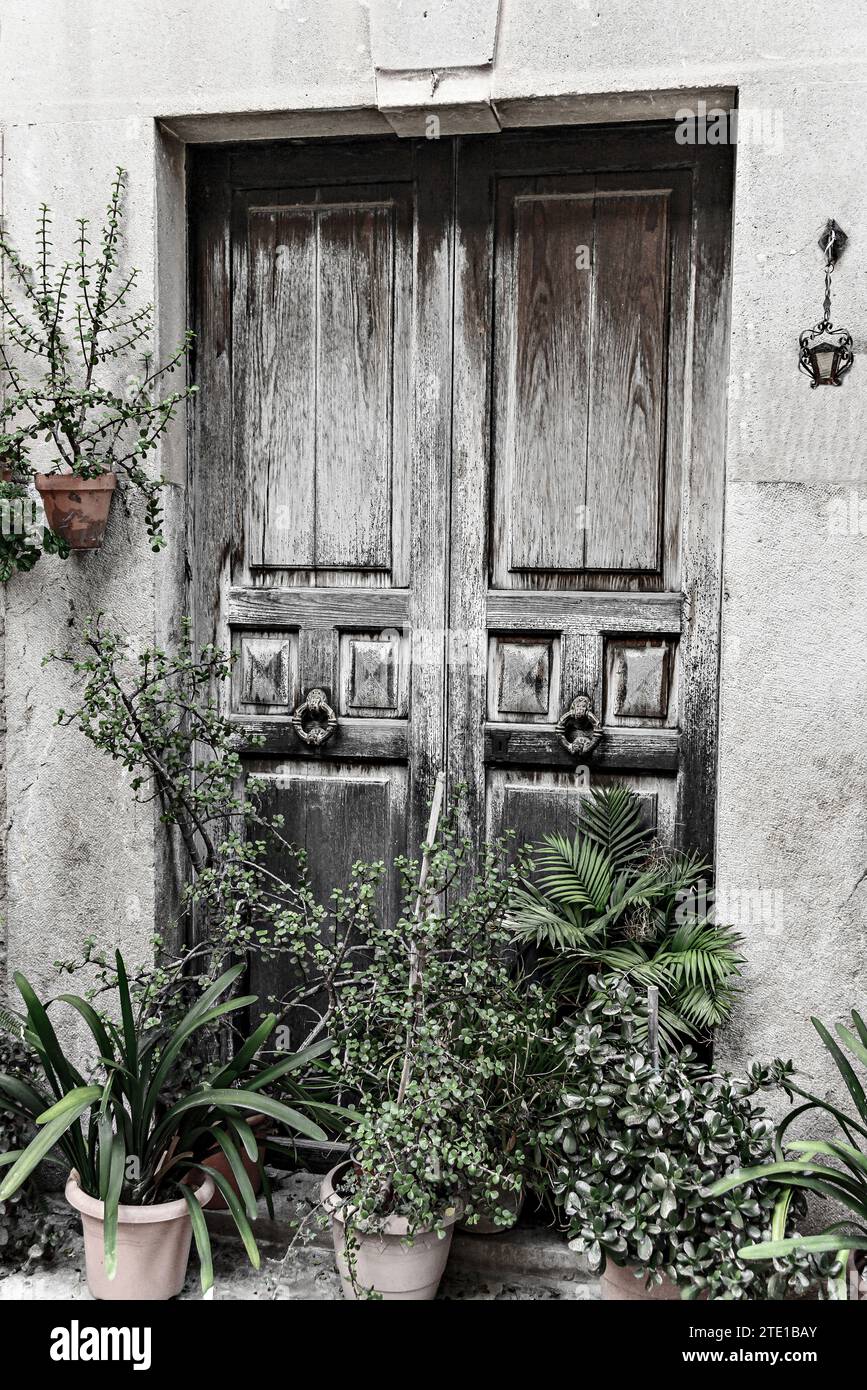 Vecchia porta di legno di una casa nel villaggio di Valldemossa Mallorca Isole Baleari Spagna. Effetto bianco e nero Foto Stock