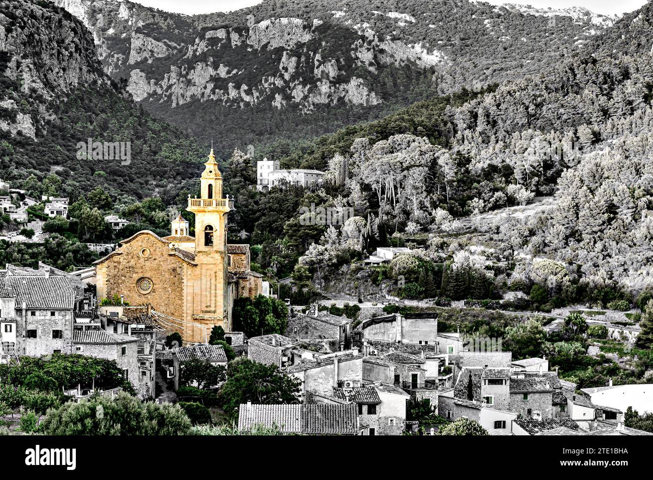 Splendide vedute della famosa e pittoresca cittadina di Valldemosa Mallorca Isole Baleari Spagna. Effetto selettivo in bianco e nero Foto Stock