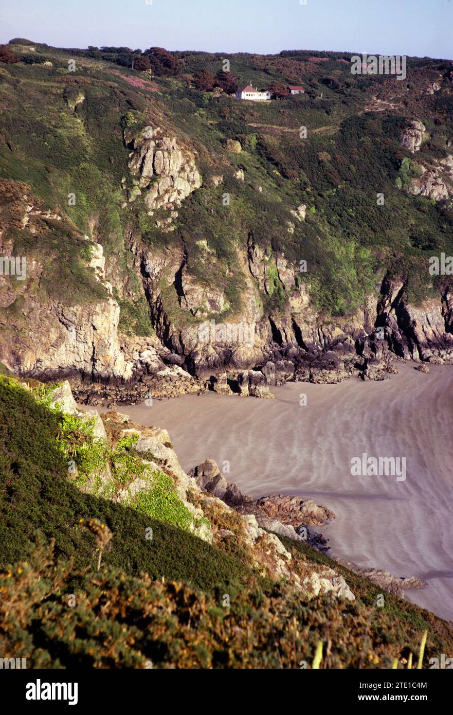 Scogliere a Petit Bot Bay and Beach, Beach Guernsey, Channel Island, Gran Bretagna, giugno 1974 Foto Stock