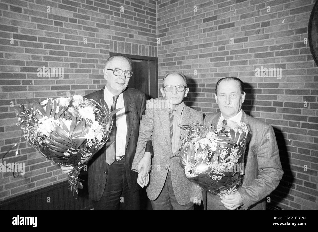 In onore di 2 Gentlemen of the H.V.B. durante un incontro a Zoete Inval, Royal Dutch Football Association, K.N.V.B., 07-11-1989, Whizgle News from the Past, su misura per il futuro. Esplora le narrazioni storiche, l'immagine dell'agenzia olandese olandese con una prospettiva moderna, colmando il divario tra gli eventi di ieri e quelli di domani. Un viaggio senza tempo che delinea le storie che plasmano il nostro futuro. Foto Stock