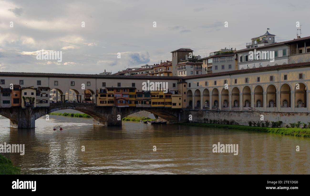 Il famoso Ponte Vecchio sul fiume Arno, Firenze, Italia Foto Stock