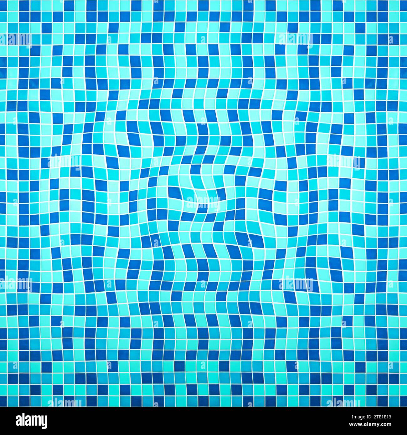 Fondo di una piscina con onde. Onde d'acqua con piastrelle blu. Consistenza della superficie dell'acqua. Vista dall'alto Foto Stock