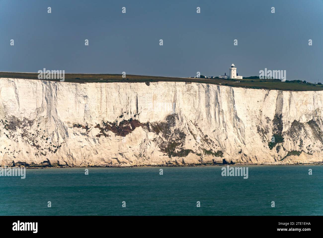 Die Kreidefelsen von dover und der South-Foreland-Leuchtturm am Ärmelkanal bei dover, Kent, England, Großbritannien, Europa | The White Cliffs of Do Foto Stock