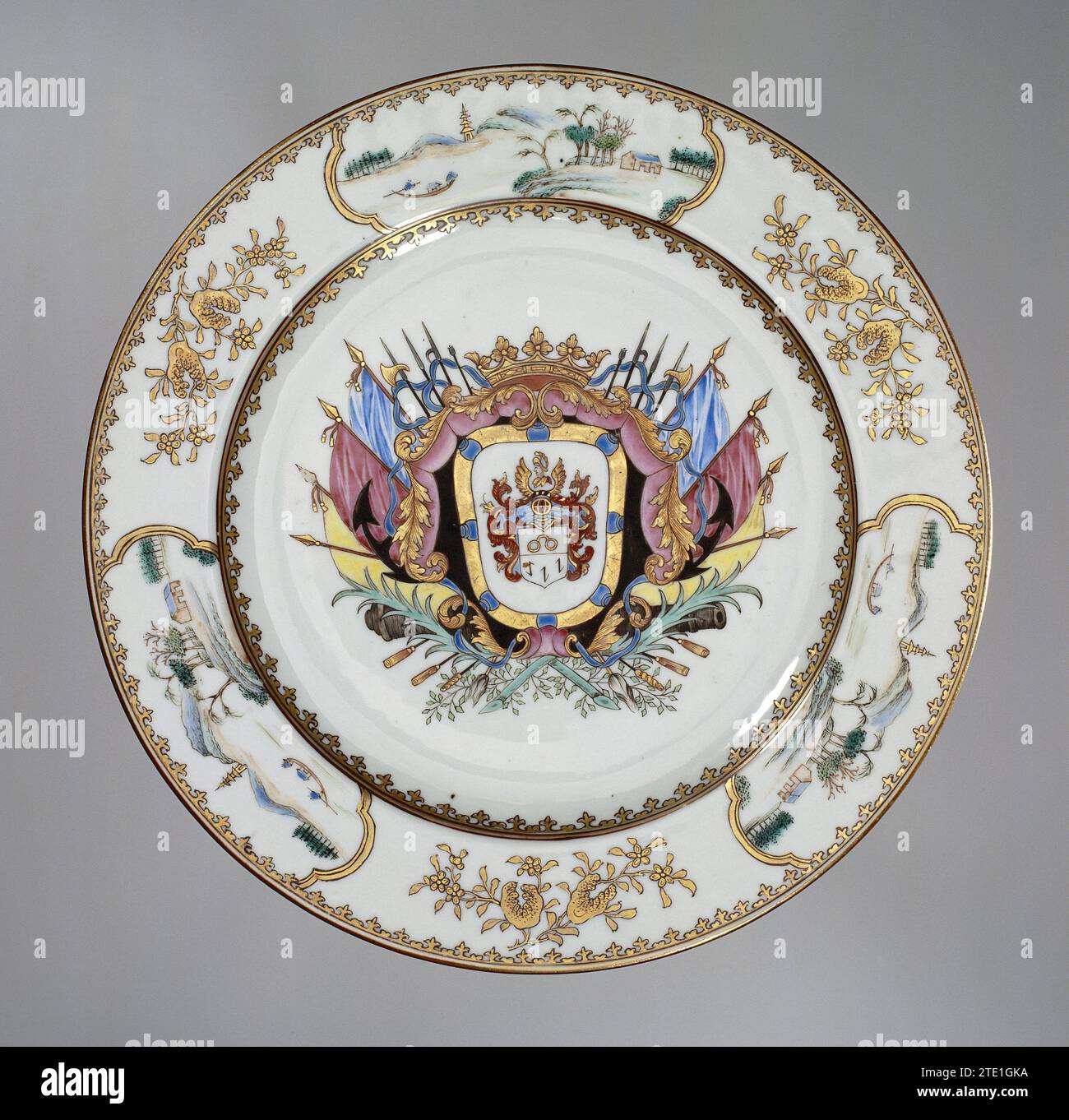 Targa con gli stemmi della famiglia Ver Heull, anonimo, c. 1745 lastra di porcellana, dipinta sullo smalto in blu, rosso, rosa, verde, giallo, nero e oro. Sull'appartamento lo stemma della famiglia Ver Huell si divise in due aree. Sopra i bicchieri in oro e sotto i tre punti. L'insegna del casco è costituita da un casco romano con ali dorate e una copertura di viti a foglia. L'arma è circondata da tutta una serie di bandiere e lance militari con una corona in cima. Sotto l'arma sono raffigurate foglie di palma, due cannoni, frecce, nastri e fogliame. Un bordo a punta di lancia sul muro; sul bordo tre campi con C Foto Stock