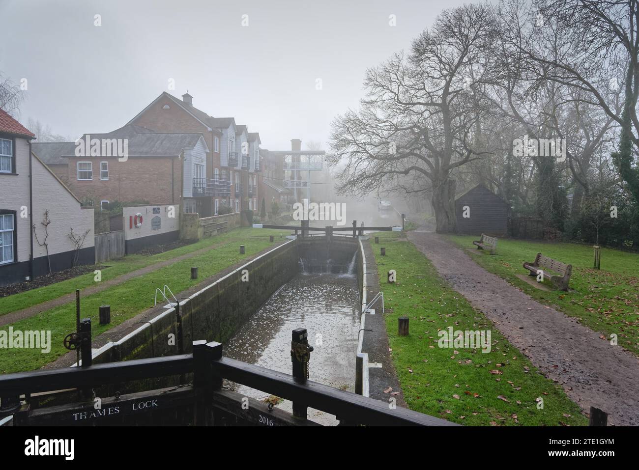 Il canale di navigazione del fiume Wey al Tamigi si blocca in una giornata invernale molto nebbiosa e nebbiosa Weybridge Surrey Inghilterra Regno Unito Foto Stock