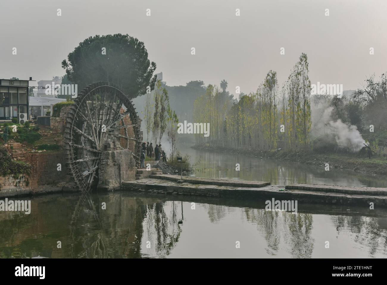 Una delle 17 Noria di Hama sulle rive del fiume Orontes che furono ricostruite da Hafez Assa. Hama, Siria Foto Stock