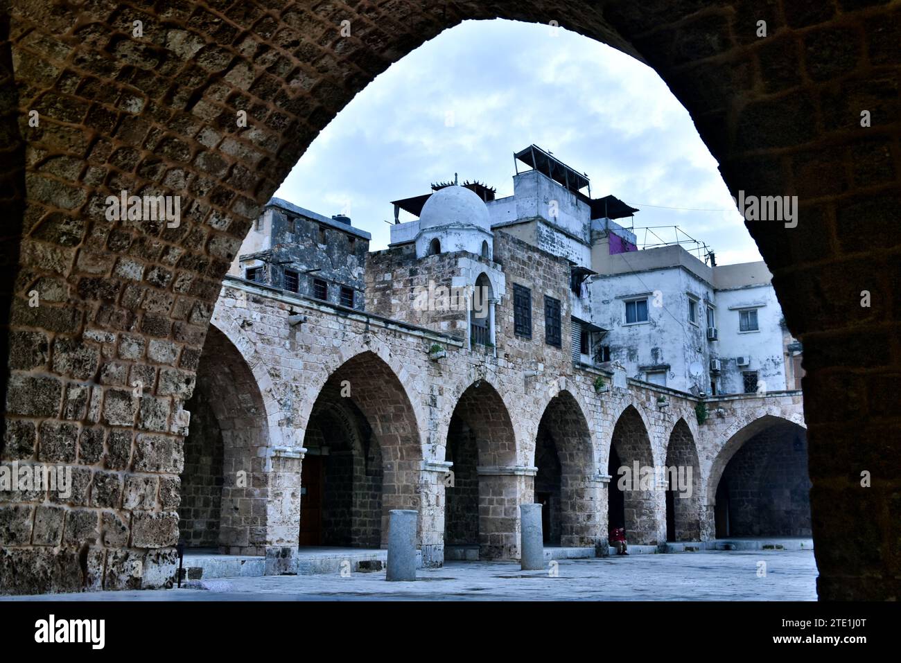 Cortile della Moschea al Mansouri del tardo XIII secolo costruito dai Mamelucchi sulle rovine di una precedente chiesa crociata a Tripoli, Lenanon Foto Stock