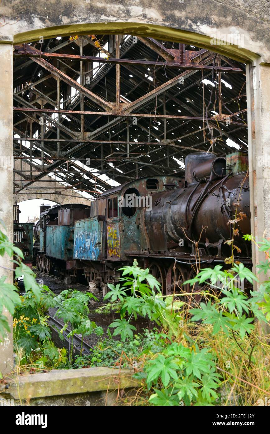 Vecchia stazione ferroviaria di Tripoli. Iniziò le operazioni nel 1911, divenne capolinea della linea Orient Express 1920s-40s, ora in rovina. El-Mina, Tripoli, Libano Foto Stock