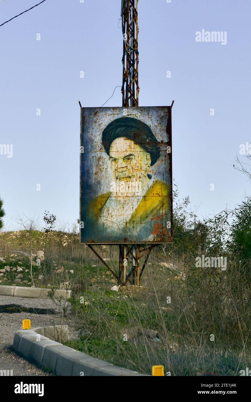 Murale dell'Ayatollah Khomeini, una figura venerata per tutti i musulmani sciiti sulla Terra, su una strada di montagna tra Mleeta e il castello di Beaufort nel sud del Libano Foto Stock