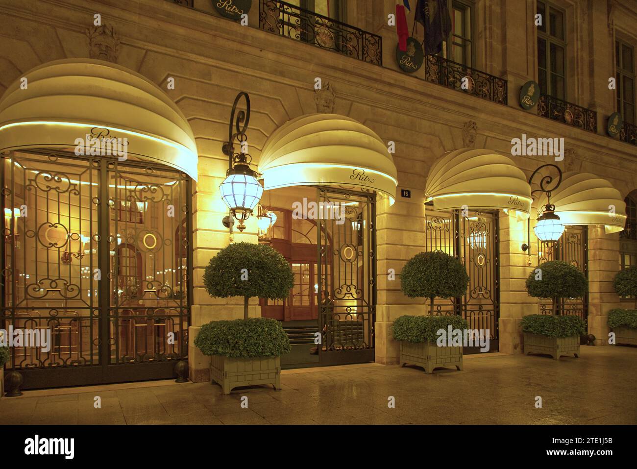 Ritz Paris, Place Vendôme, Francia - fuori dall'ingresso dell'hotel di lusso illuminato di notte Foto Stock