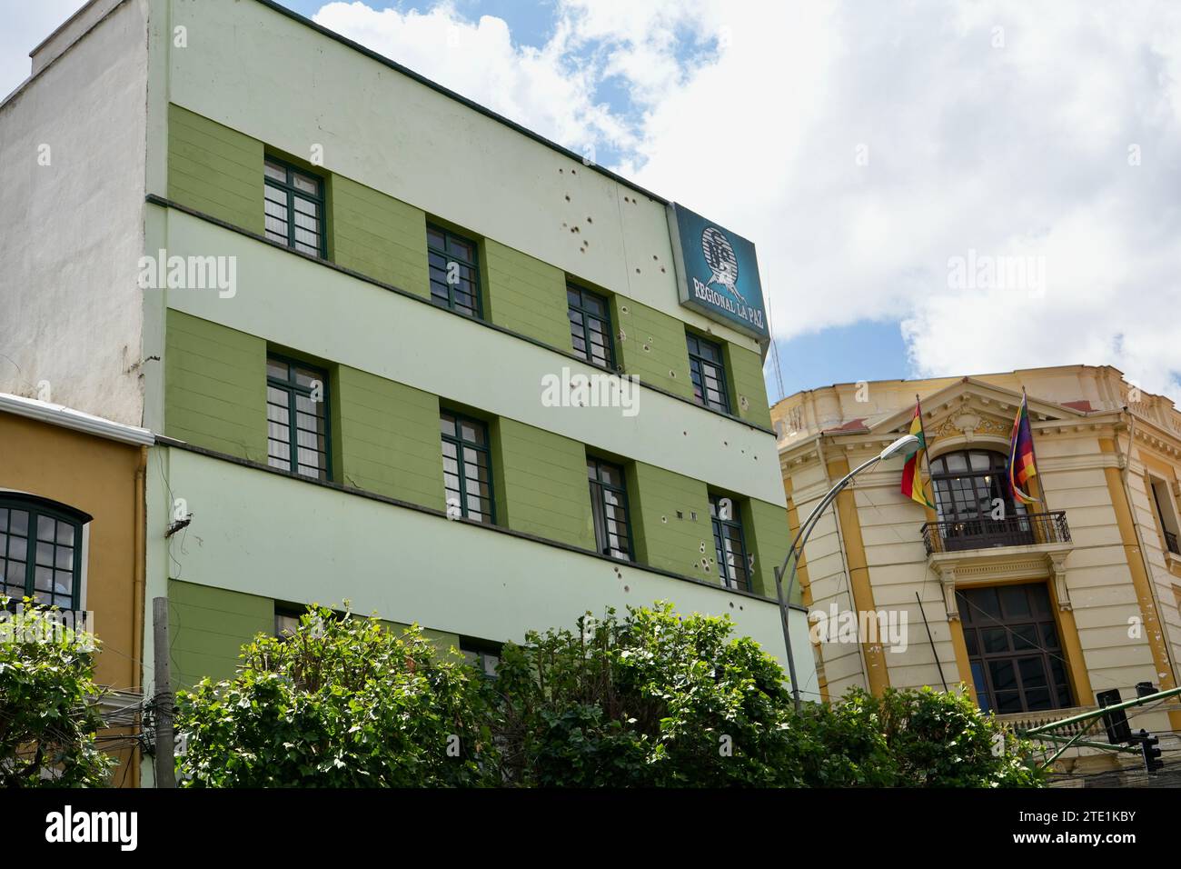 Edificio del Policlinico centrale in Plaza Murillo, che mostra danni da fuoco. La Paz, Bolivia. Foto Stock