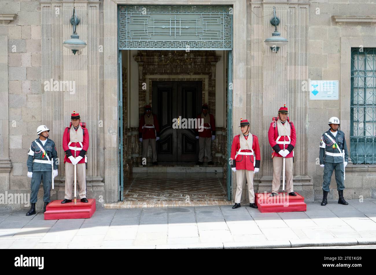 Polizia e guardie cerimoniali fuori dal Palazzo del governo in Plaza Murillo. La Paz, Bolivia. Foto Stock