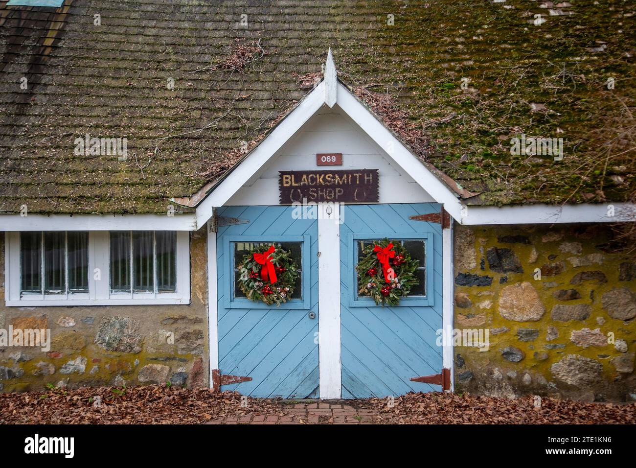 Una bottega del fabbro decorata con ghirlande per Natale Foto Stock