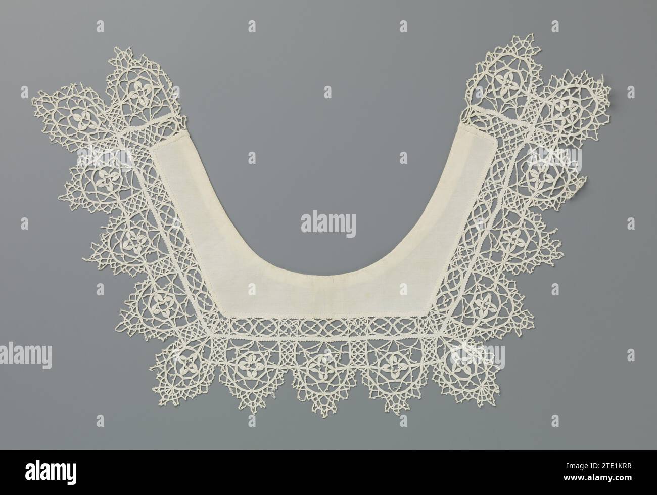 Colletto Kloskant ispirato ai collari del XVII secolo e alla foto di fidanzamento di accompagnamento (copia) di Bram Pleging e Jet Faber che hanno fatto il colletto e indossato durante il suo fidanzamento, J.H. Preging-Faber, c. 1914 - c. 1916 colletto di lino con bordo di torway naturale. Modello a terra trapezoidale, con apertura del collo a U. Il modello ripetitivo è costituito da sculture metà doval, con una rosetta a quattro lobbisti di otto foglie Spitsovale realizzate in forma. La rosetta si trova al centro di una ruota intrecciata con otto punti che formano una stella. Le sculture sono rifinite con trecce appuntite. I quattro Foto Stock