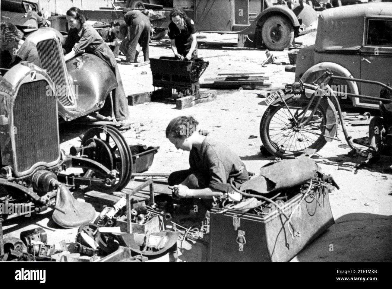 06/30/1938. Una donna catalana che contribuisce ai compiti della guerra. Crediti: Album / Archivo ABC Foto Stock