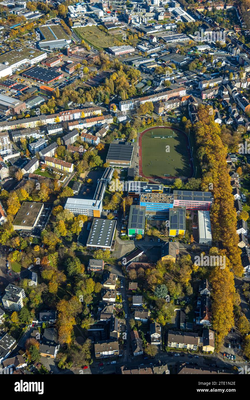 Vista aerea, centro scolastico Husemannstraße in facciate colorate con college professionale, otto-Schott-Realschule e scuola elementare Bachschule, H Foto Stock