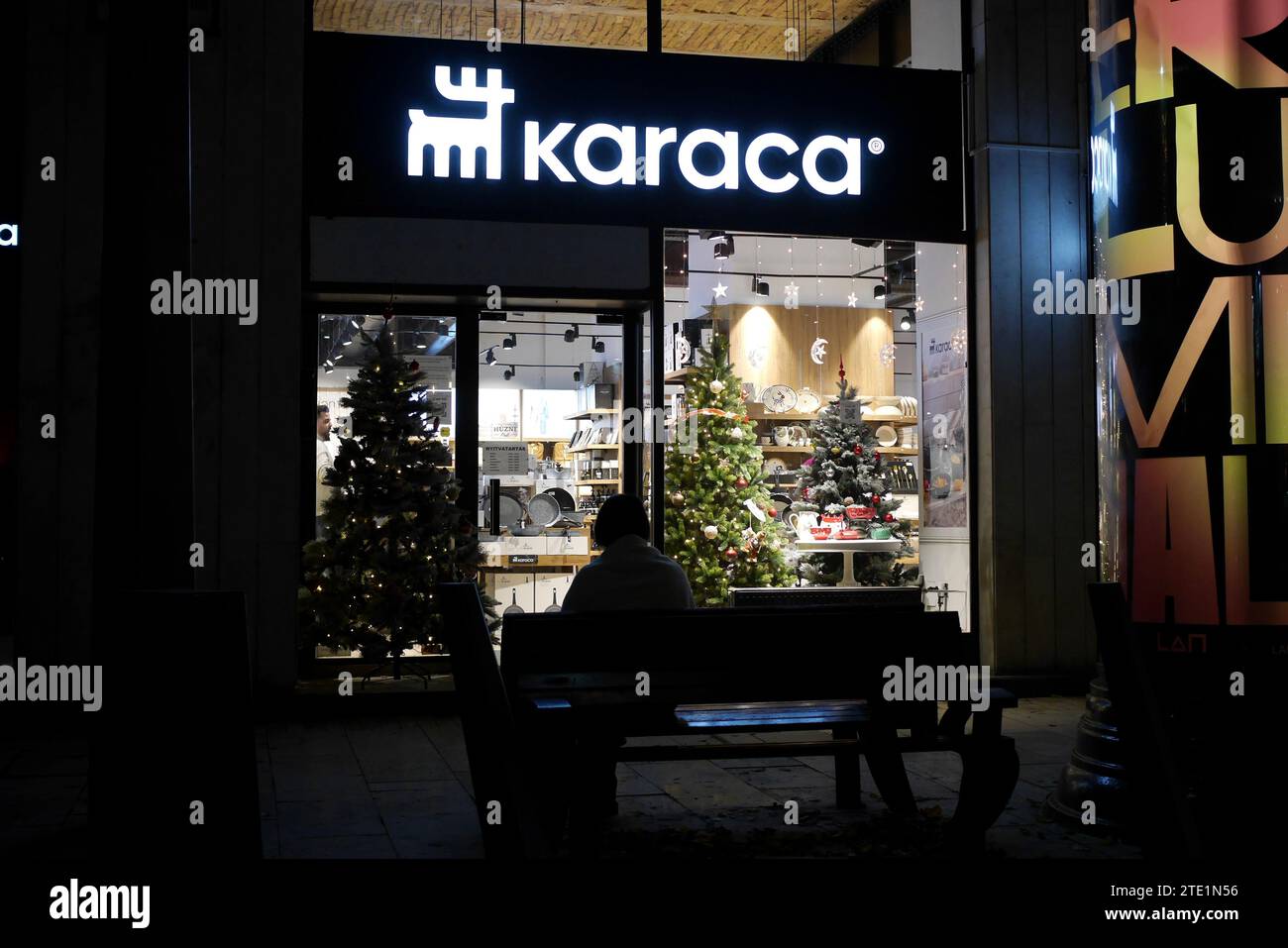 Vetrina del negozio di articoli per la casa Karaca, Petofi Sandor utca, Budapest, Hunga Foto Stock