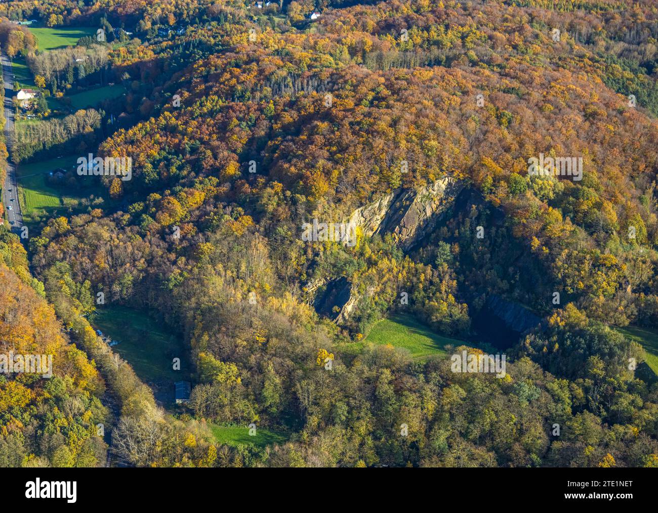 Vista aerea, Ardeygebirge con la cava di Wartenberg, ex Stenbruch Rauen, e foresta autunnale con alberi decidui nei colori autunnali, Annen, Witten, Ru Foto Stock