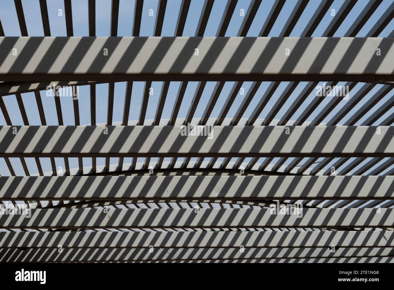 Schema psichedelico astratto di ombra e luce formato su una sporgenza di arco di cemento. Foto Stock