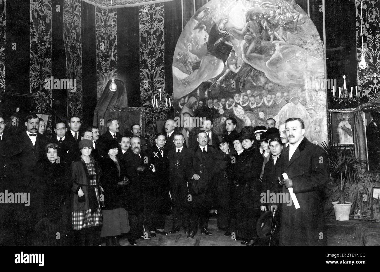 03/03/1919. Nel municipio di Toledo. Il pittore D. Esteban Domenech (X) con i partecipanti alla cerimonia di apertura dei suoi dipinti e la copia della sepoltura del Conte di Orgaz, che fece per conto del governo cileno. Foto: Linares. Crediti: Album / Archivo ABC / Abelardo Linares Foto Stock