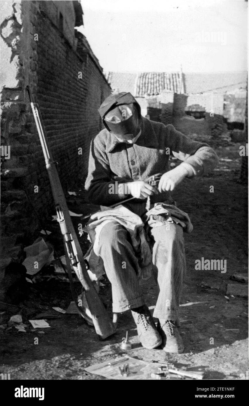 01/31/1937. Soldato repubblicano che pulisce il suo fucile durante un breve riposo in battaglia. Crediti: Album / Archivo ABC / Adolfo de Torres Foto Stock