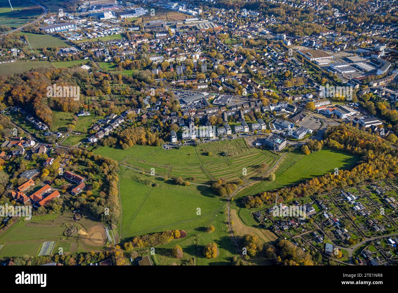 Vista aerea, area prato Wullener Feld Pferdebachtal per l'area giardino progettata, sulla sinistra Christopherus-Hof con nuovo giardino di erbe, area residenziale Foto Stock