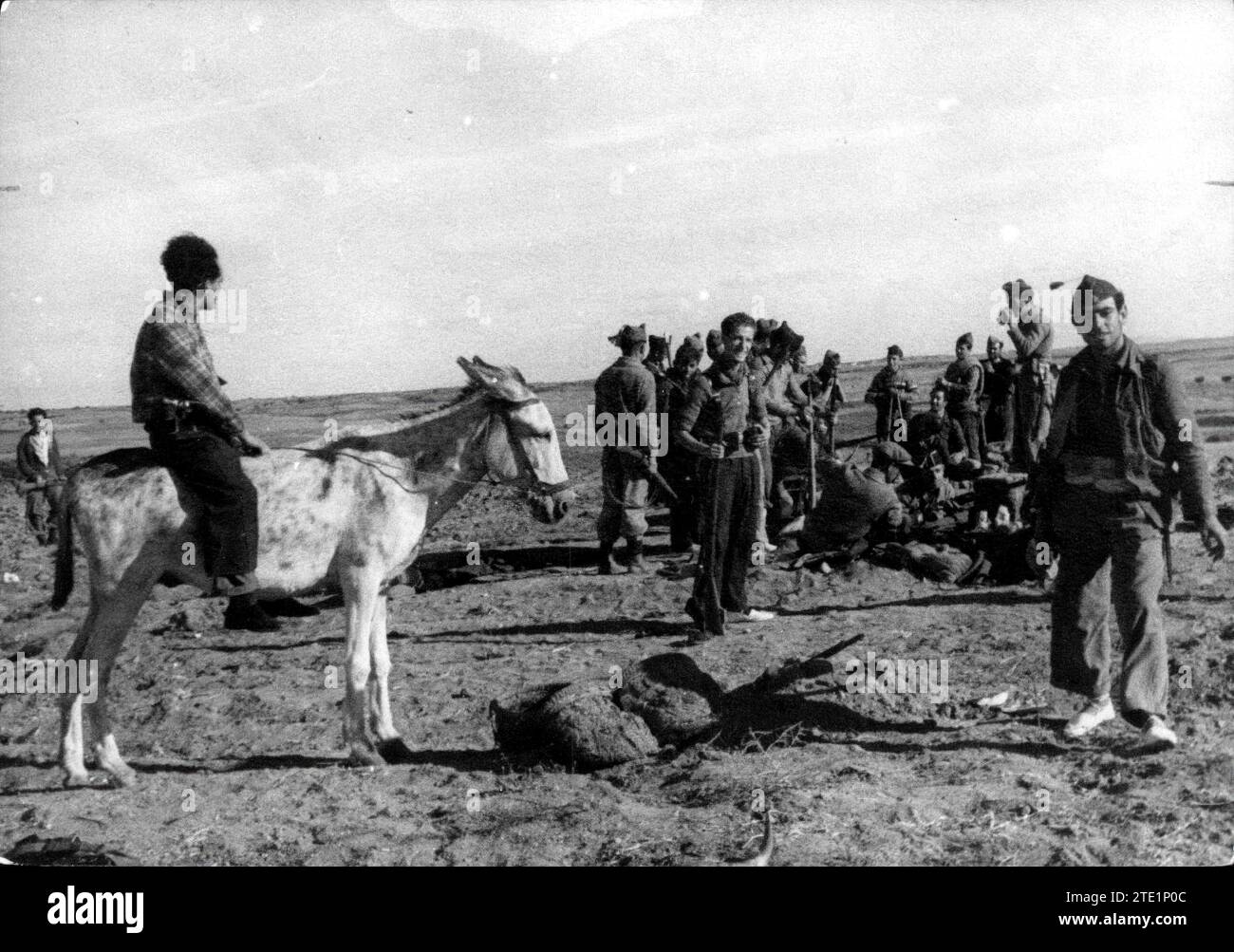 01/09/1936. Fotogiornalista che usa un asino per raggiungere gli avamposti del fronte del Tago. Crediti: Album / Archivo ABC Foto Stock