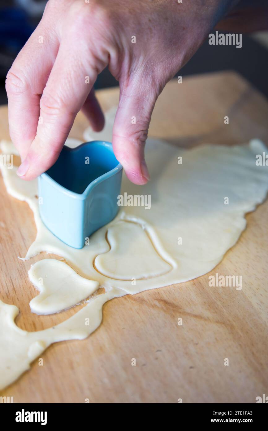 Biscotti a forma di cuore per San Valentino. Interni Foto Stock