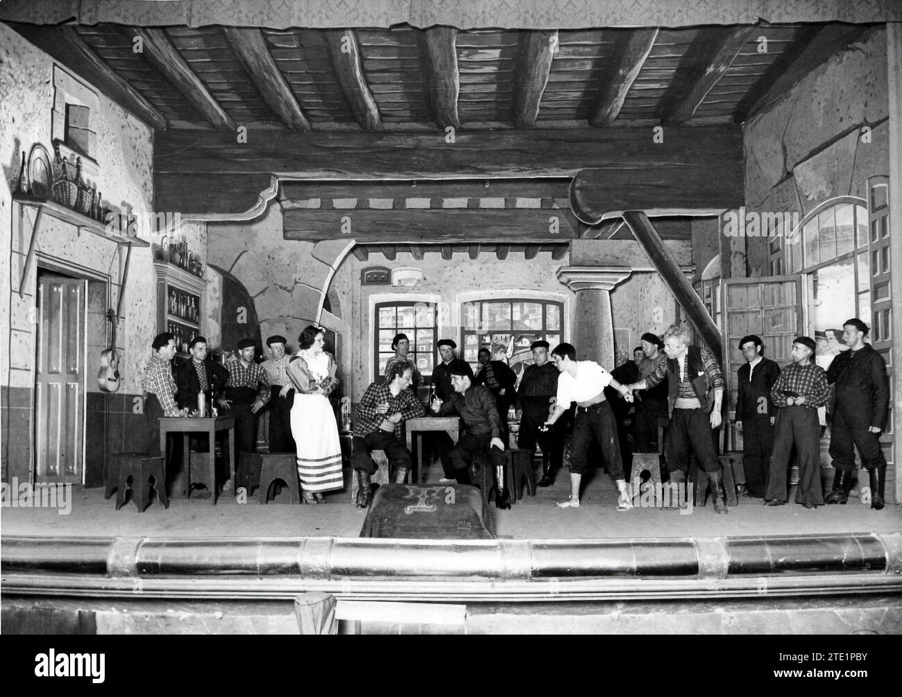 04/30/1936. Teatro Tívoli a Barcellona: Una scena dal secondo atto di "la tabernera del Puerto", Zarzuela in tre atti di Federico Romero e Carlos Fernández Shaw e musica del maestro Sorozábal. Data approssimativa. Crediti: Album / Archivo ABC / Josep Brangulí Foto Stock