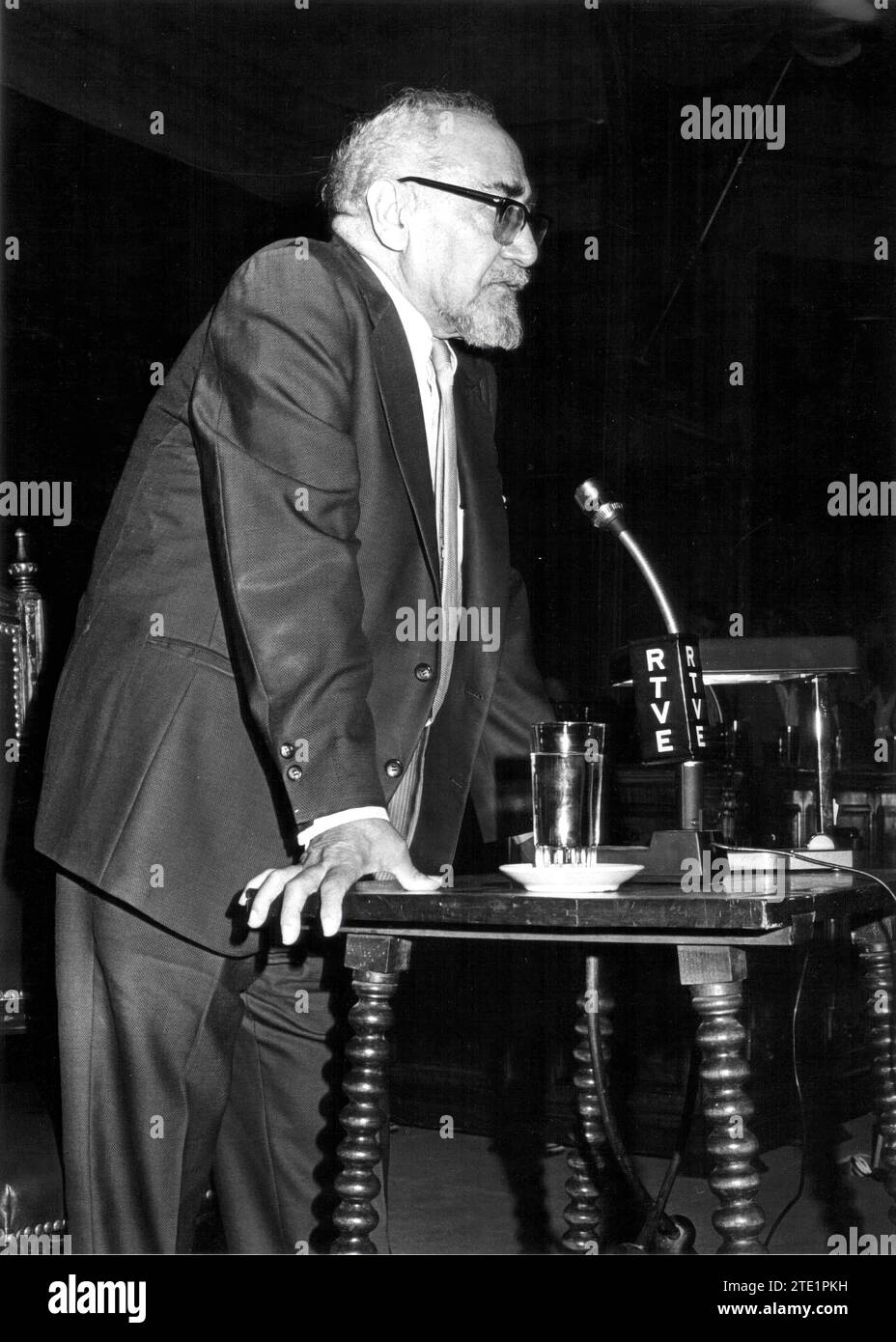 11/06/1974. Ramón J. Sender tiene un discorso all'evento tenuto in memoria di Miguel Ángel Asturias, all'Ateneo de Madrid. Crediti: Album / Archivo ABC / Teodoro Naranjo Domínguez Foto Stock