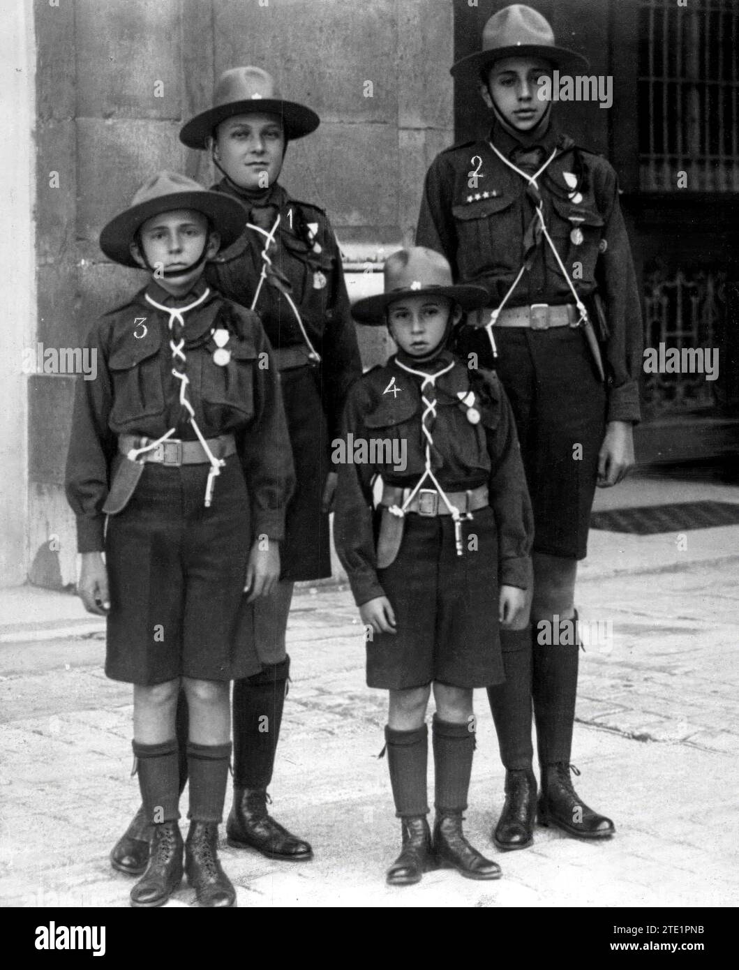 1922. Gli Infantes D. Juan, D. Gonzalo, D. Alfonso e Don Jaime de Borbón Battenberg, con l'uniforme Boy Scout. Crediti: Album / Archivo ABC Foto Stock