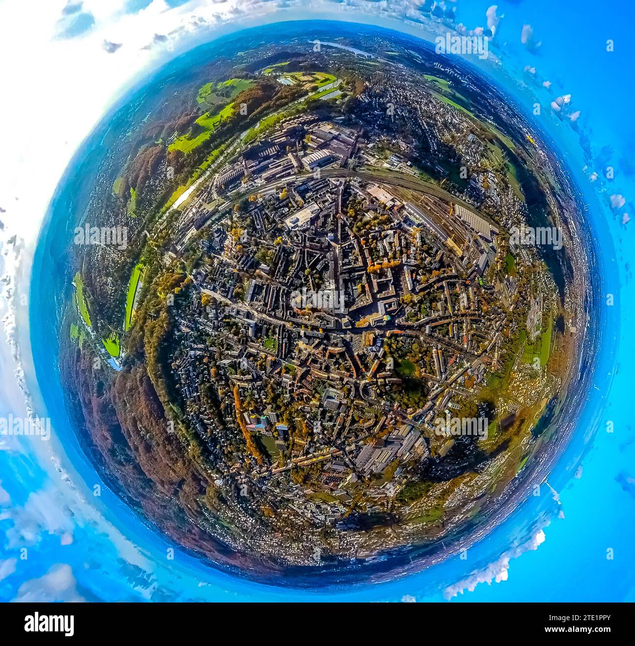 Vista aerea, vista del centro di Witten con il municipio e Bahnhofstraße, la strada dello shopping e la zona pedonale con gli edifici commerciali e la città di galle Foto Stock