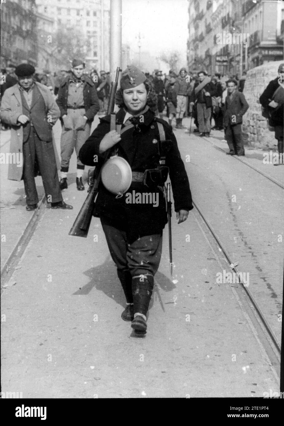 11/30/1936. Il 5° battaglione della Peasant shock Brigade va al fronte. La Milizia e la mascotte del battaglione vanno nella sua compagnia per unirsi ai suoi compagni. Crediti: Album / Archivo ABC / Piortiz Foto Stock