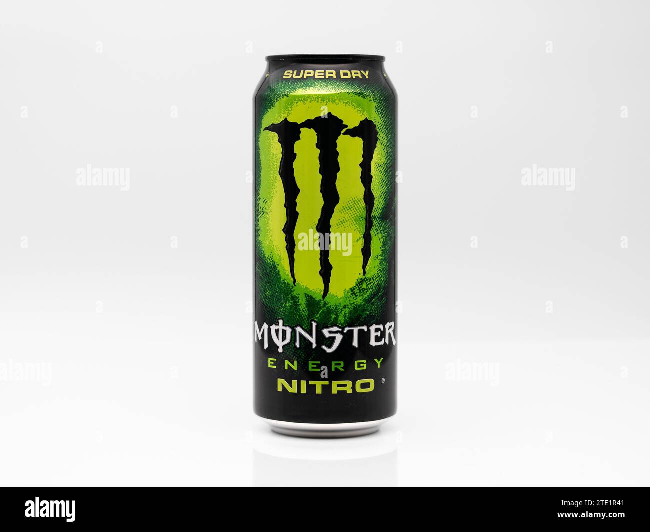Bomboletta Super Dry Monster Energy Nitro. I prodotti nitrosi sono infusi con protossido di azoto. Il sapore è simile agli agrumi e il design è verde. Foto Stock