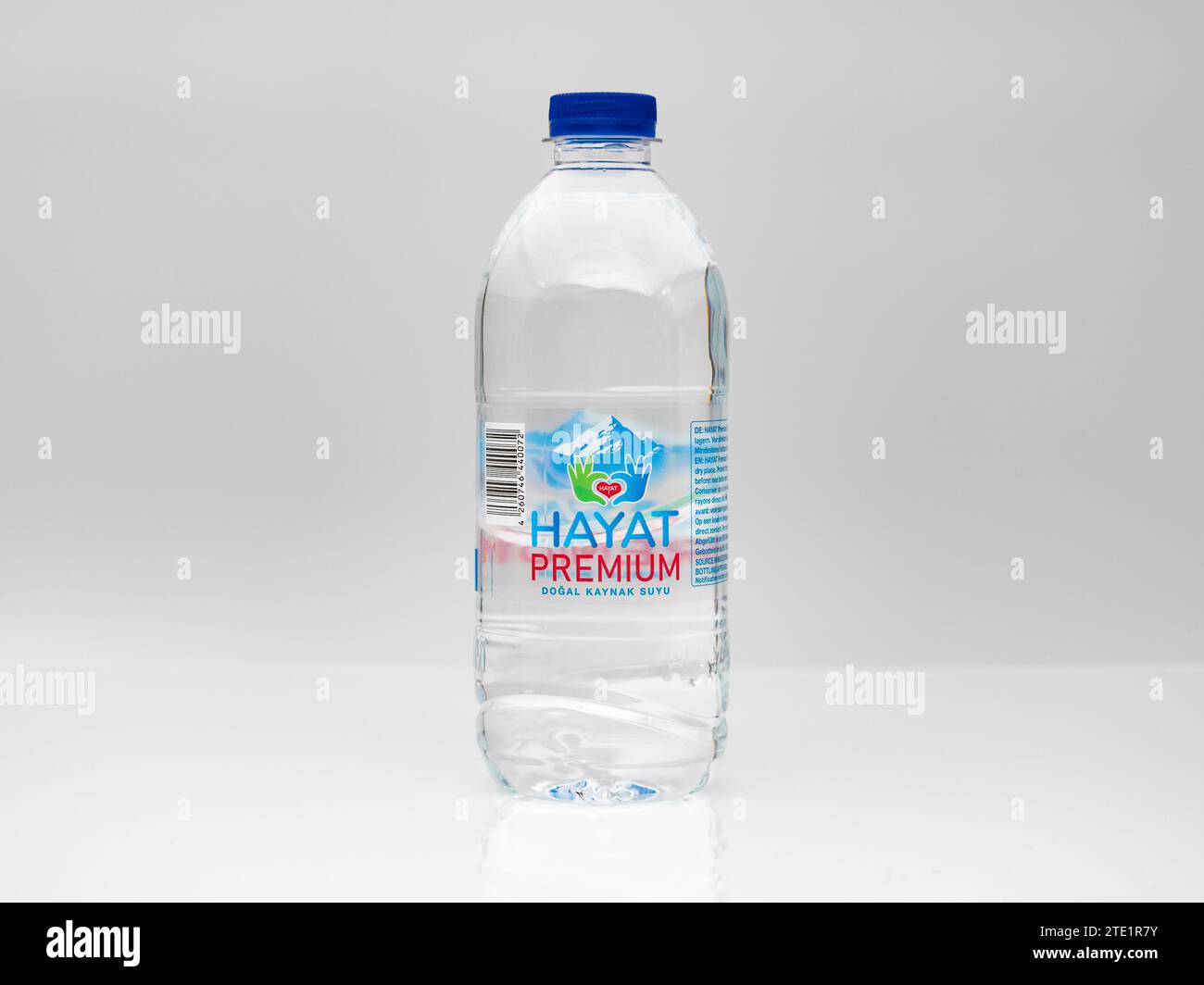 Hayat Premium acqua in bottiglia. Viene estratto e imbottigliato da una fonte in Macedonia. Il prodotto di plastica usa e getta si trova in uno studio. Foto Stock
