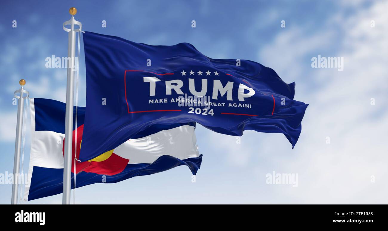 Denver, US, 20 dicembre 2023: La bandiera della campagna di Trump 2024 sventola con la bandiera dello Stato del Colorado. Il 2023 dicembre la Corte Suprema del Colorado dichiara Trump ineleggibile per Pres Foto Stock