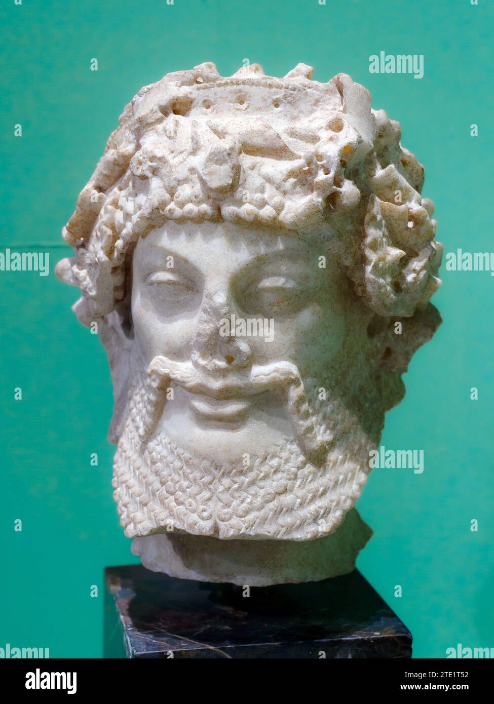 Capo di Priapus - età augustea (31 a.C. - 14 d.C.). Marmo penteilico - la testa è degna di nota per la raffinata lavorazione dei capelli, coronati da foglie di vite e da un diadema che probabilmente era decorato con elementi metallici, come testimonia la presenza di alcuni fori - Museo centrale Montemartini, Roma, Italia Foto Stock