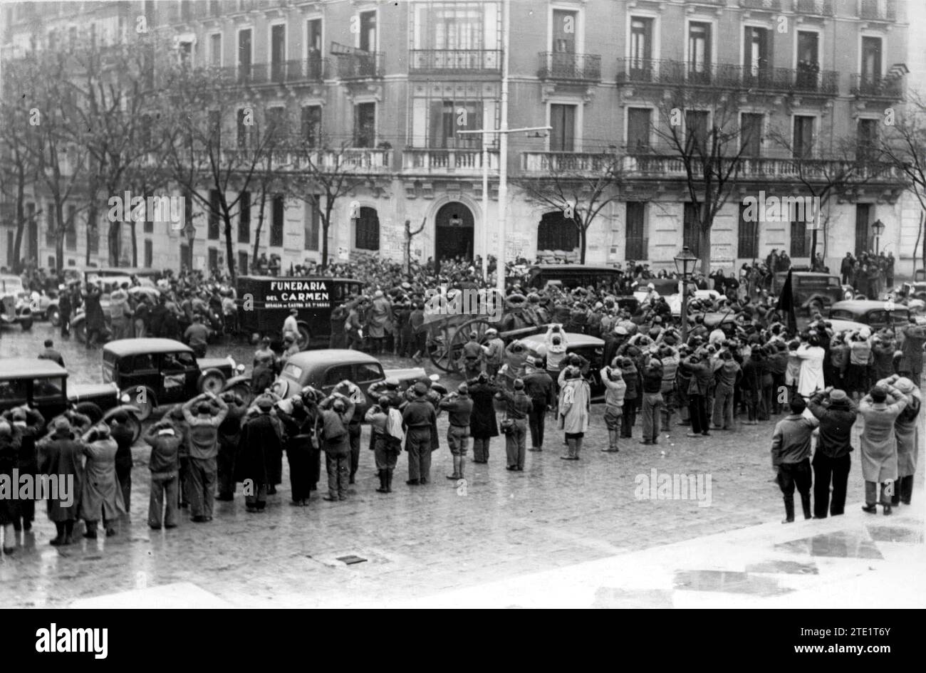 11/30/1936. Sepoltura dell'antifascista francese, capitano Nicolas Wolpiansky, della colonna "Spagna libera", caduto a Madrid. Momento in cui il corpo viene rimosso dall'indirizzo CN T. Crediti: Album / Archivo ABC / Martín Santos Yubero Foto Stock