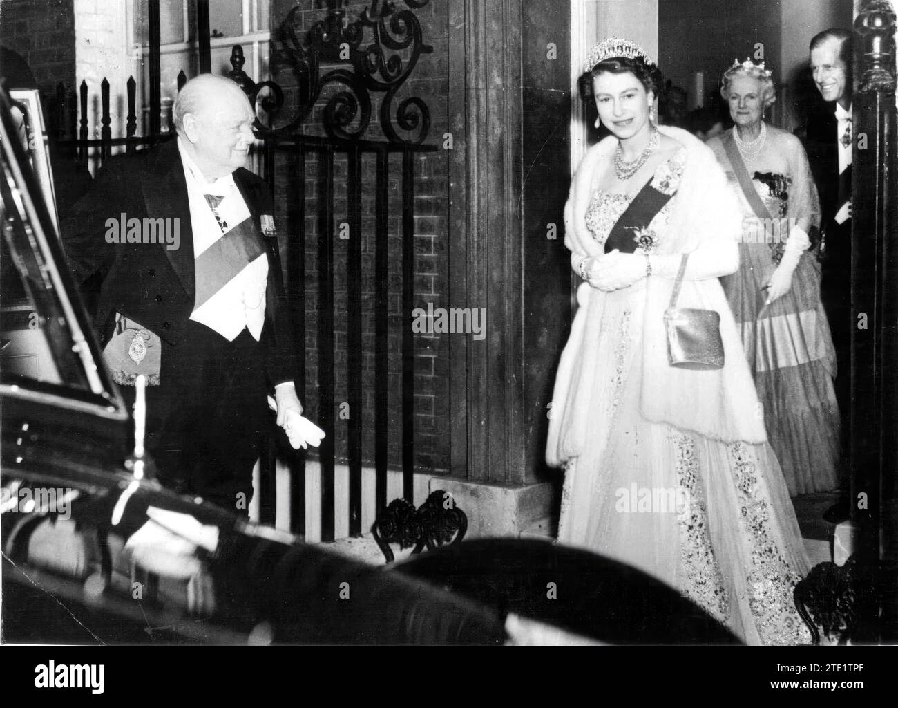 Londra (Regno Unito), 04/04/1955. La regina Elisabetta II d'Inghilterra lascia 10 Downing Street, dove ha partecipato ad un pranzo organizzato dal primo ministro, Winston Churchill, un giorno prima che presentasse le sue dimissioni. Nell'immagine, il primo ministro tiene la porta dell'auto del sovrano. Dietro di voi potete vedere il Duca di Edimburgo e Lady Churchill http://www.abc.es/abcfoto/galerias/20150212/abci-fotografias-reina-isabel-201502111820.html. Crediti: Album / Archivo ABC / Keystone Foto Stock